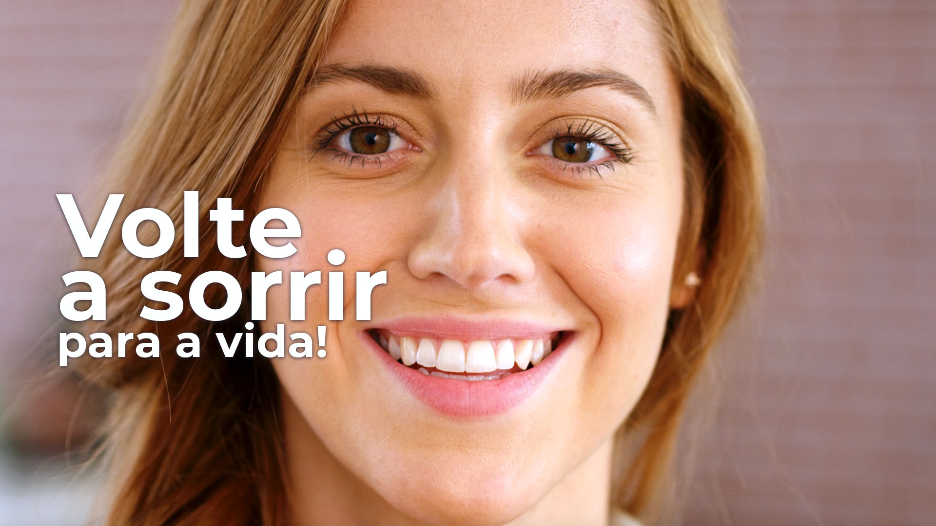 Mulher sorrindo com dentes brancos e saudáveis